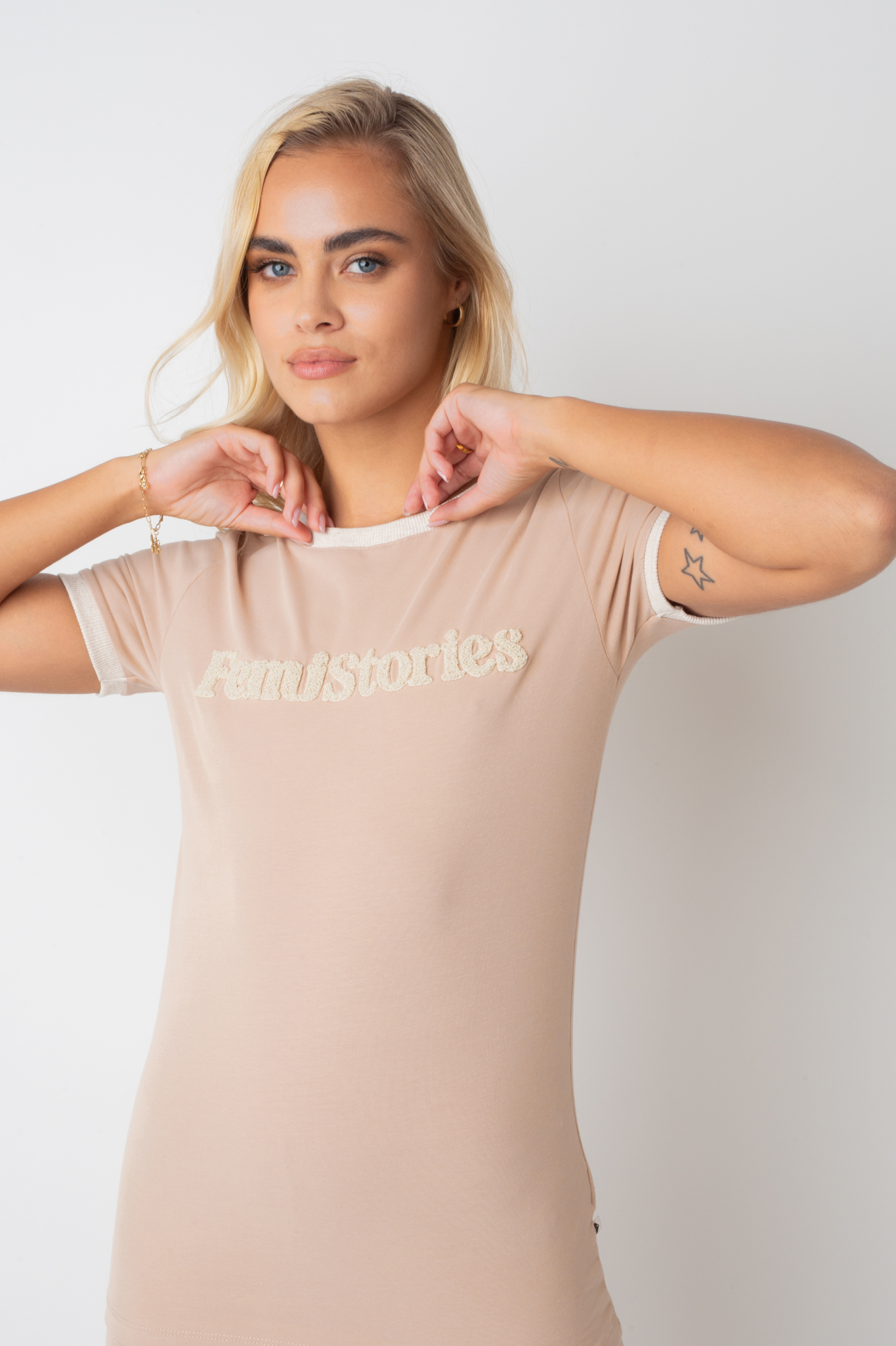 Femi Stories hellbraunes T -Shirt mit Beige Text und Trimm - Cosma