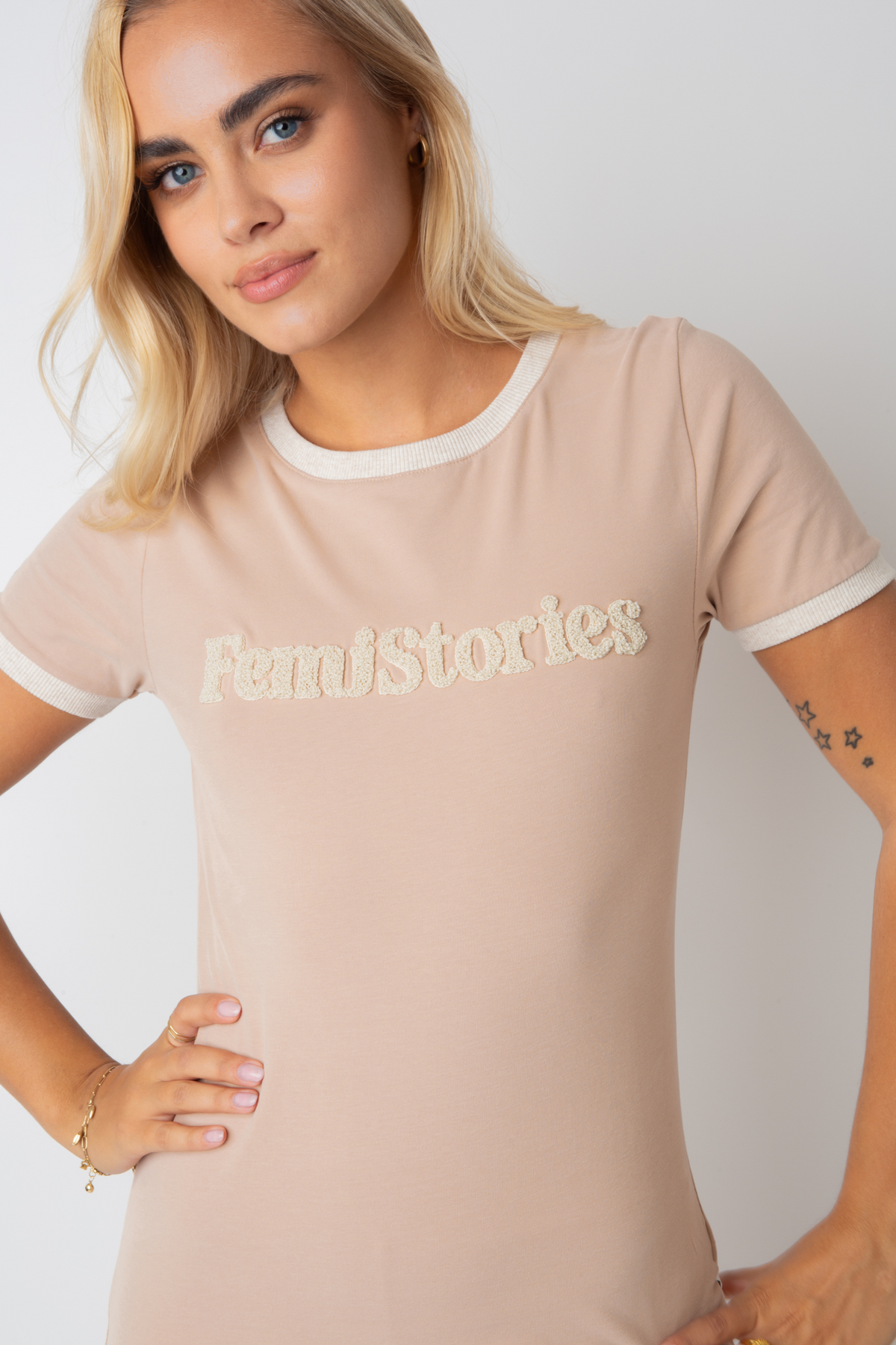 Femi Stories hellbraunes T -Shirt mit Beige Text und Trimm - Cosma