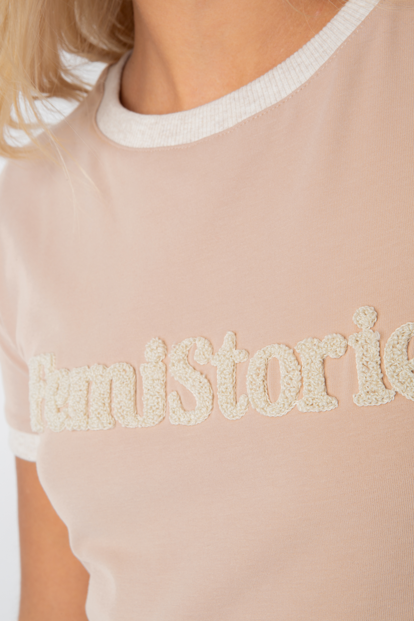 Femi Stories hellbraunes T -Shirt mit Beige Text und Trimm - Cosma