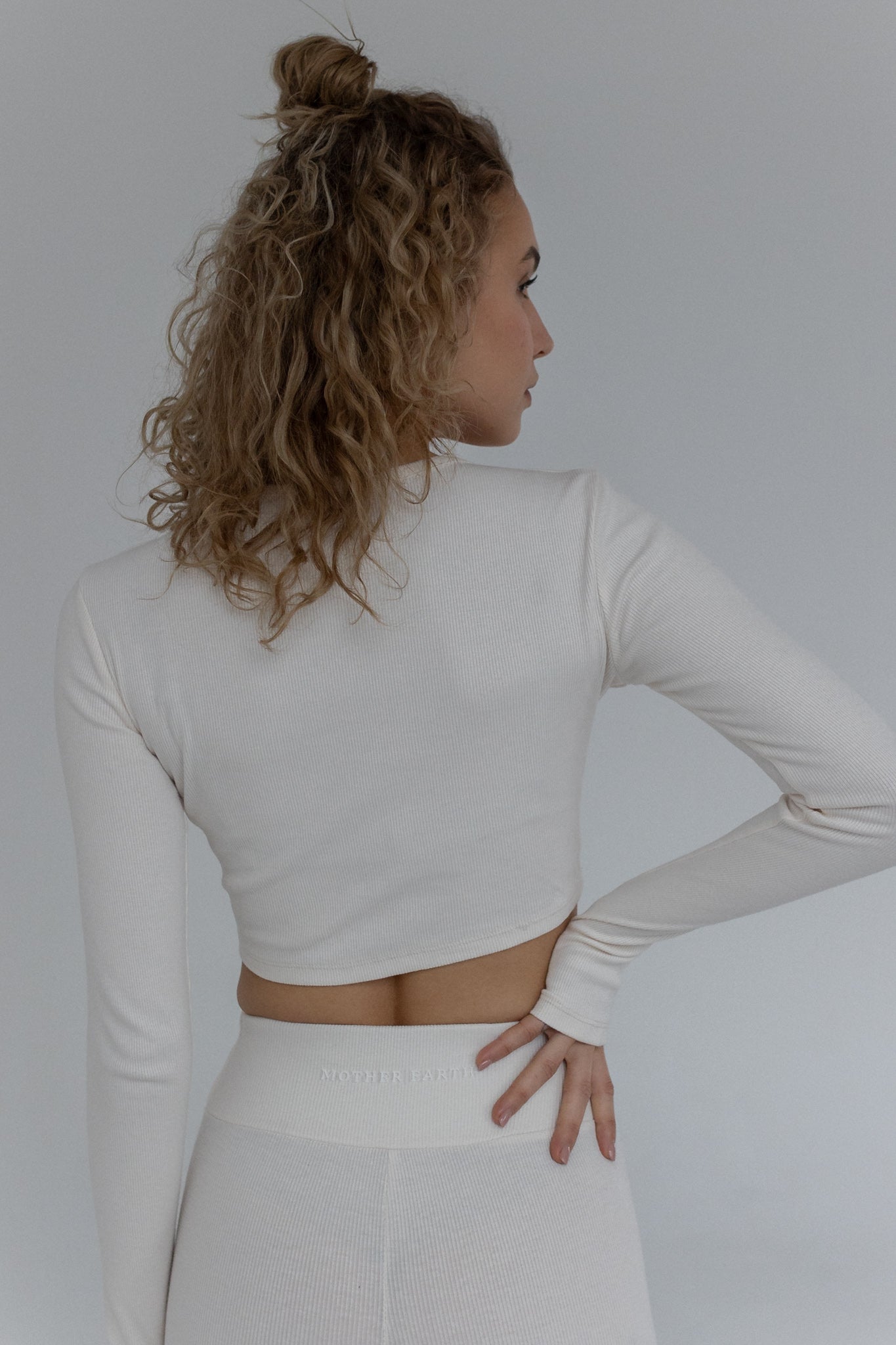 SHORT FITTED RIBBED CROP TOP ECRU – SAHARA